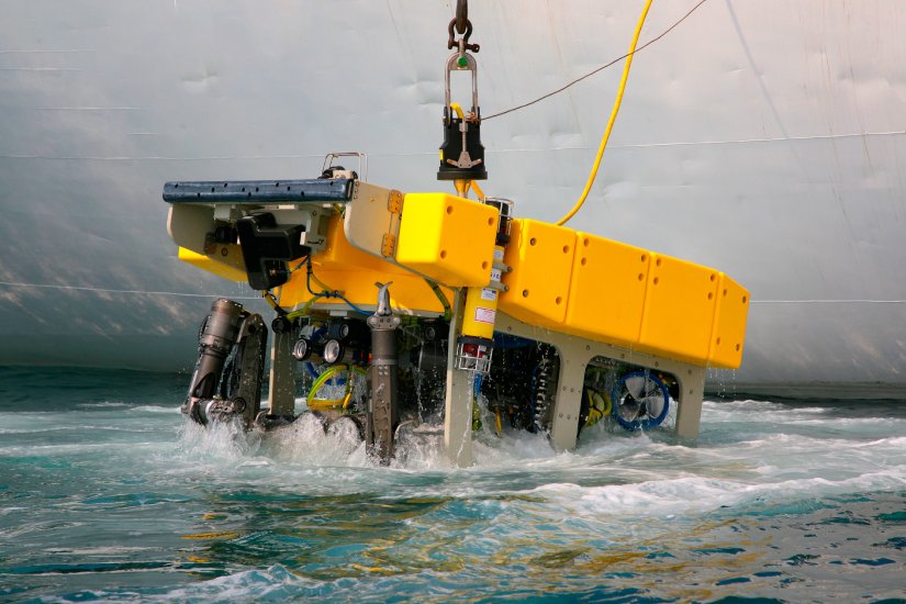 Unravelling the Symbiosis of ROVs, AUVs, and Optical Precision 