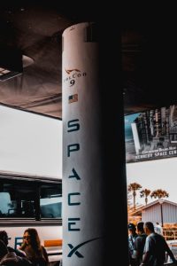 a picture of Space X's falcon 9 rocket