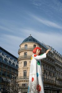 a mechanical statue avant-garde Japanese artist Yayoi Kusama in front of a building